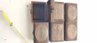 Cajas de madera pequeñas con detalles metálicos