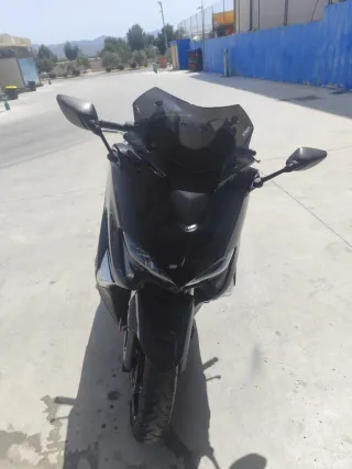 Yamaha TMAX Maxi Scooter Negra