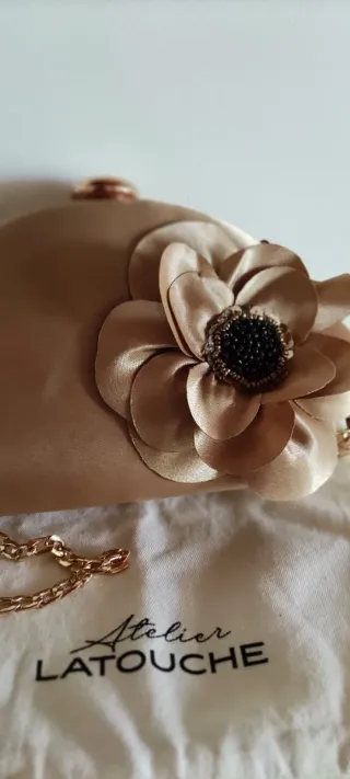 Bolso de mano tipo clutch beige