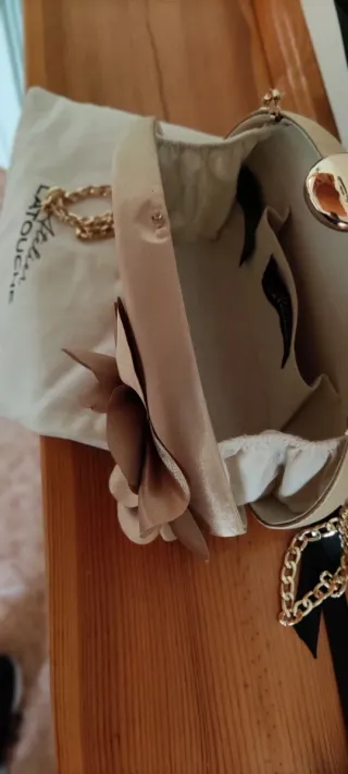 Bolso de mano tipo clutch beige