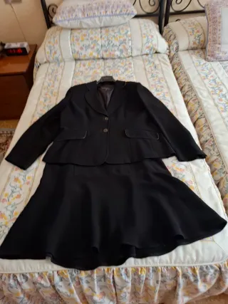 Traje chaqueta y falda negro talla 46