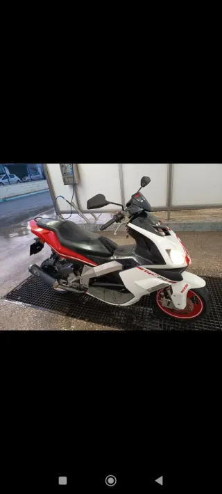 Moto Scooter Derbi Roja y Blanca