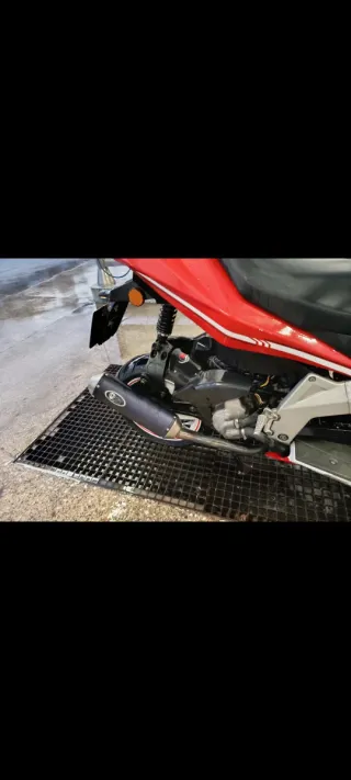 Moto Scooter Derbi Roja y Blanca