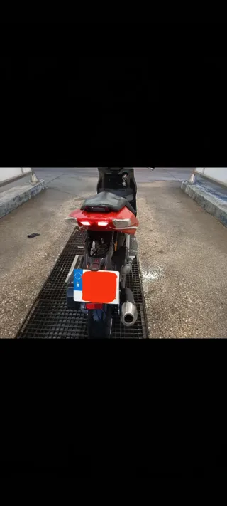 Moto Scooter Derbi Roja y Blanca