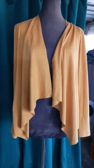 Cazadora y pañuelo amarillo/mostaza