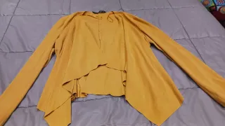 Cazadora y pañuelo amarillo/mostaza