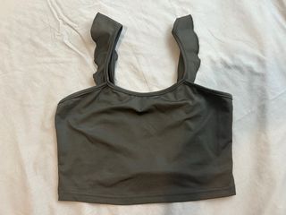 Top corto negro con volantes