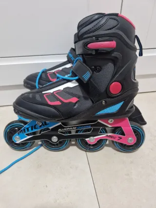 Patines en línea negros y rosas
