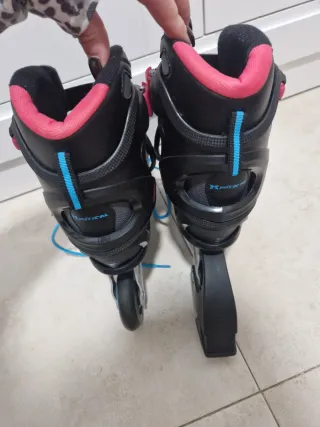 Patines en línea negros y rosas
