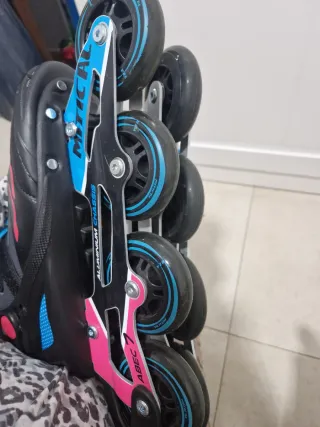 Patines en línea negros y rosas