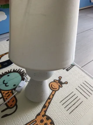 Lampada da tavolo in tessuto e plastica