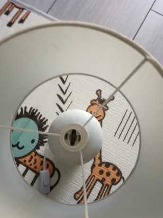 Lampada da tavolo in tessuto e plastica