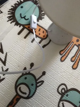 Lampada da tavolo in tessuto e plastica