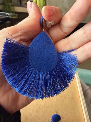 Pendientes azules con pedrería y flecos