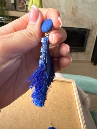 Pendientes azules con pedrería y flecos