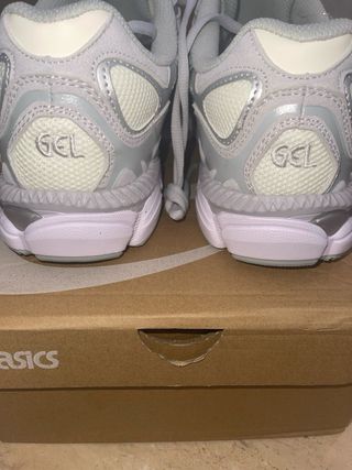 Zapatillas Asics Gel NYC Grises y Plateadas