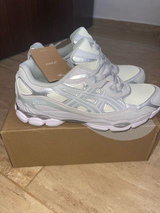 Zapatillas Asics Gel NYC Grises y Plateadas