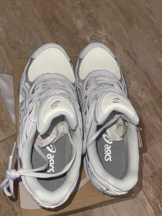 Zapatillas Asics Gel NYC Grises y Plateadas