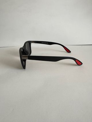 Gafas de sol polarizadas negras y rojas