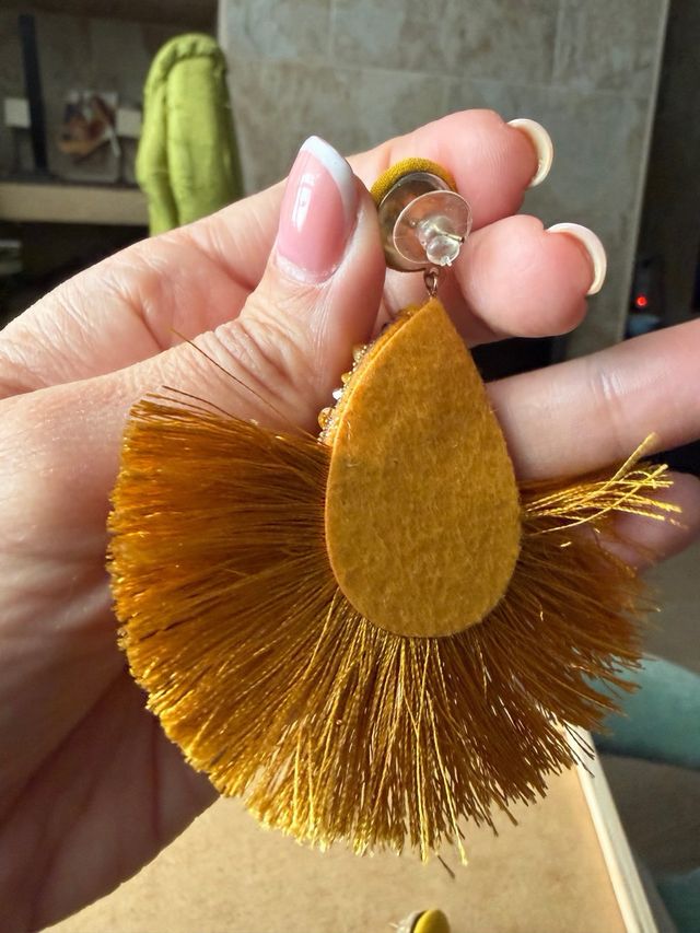 Pendientes dorados y amarillos con pedrería