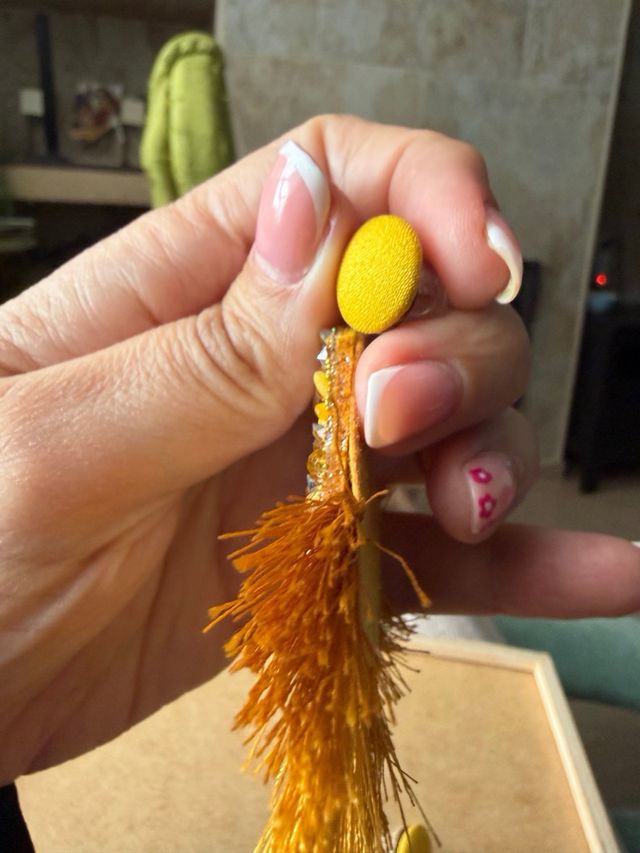 Pendientes dorados y amarillos con pedrería