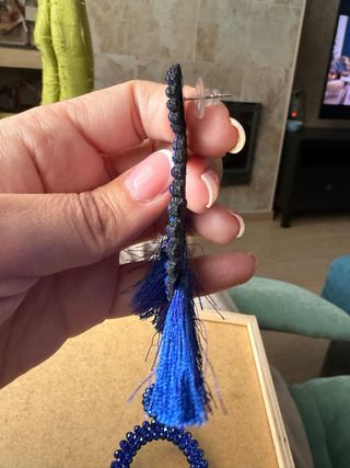 Pendientes azules con pedrería y flecos