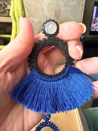 Pendientes azules con pedrería y flecos