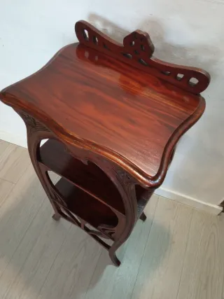 Mesita de estilo modernista principios S XX.