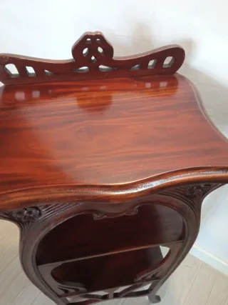 Mesita de estilo modernista principios S XX.