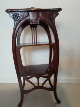 Mesita de estilo modernista principios S XX.