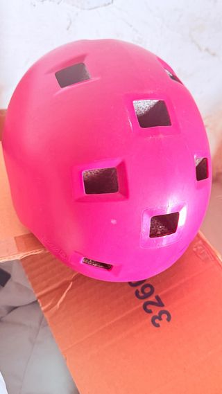 2 Cascos infantil rojo y rosa 8 €cada uno
