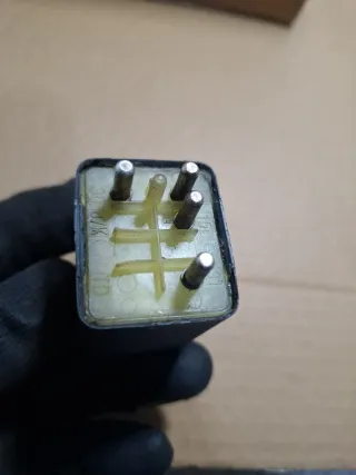 1 _ Relè Mercedes 0015457305 12V w123 w124 w201