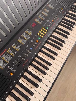 Yamaha PSR-83 tastiera + supporto e alimentatore