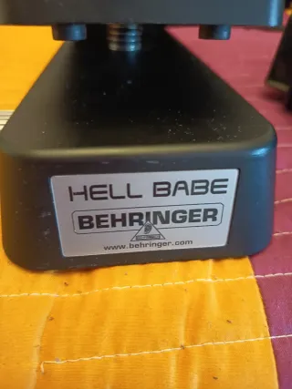Pedal Wah Behringer Hellbabe HB01