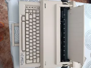 Máquina de escribir antigua.Solo venta en persona.