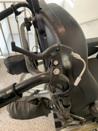 Silla de ruedas basculante