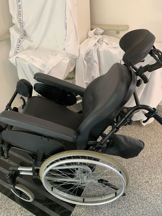 Silla de ruedas basculante