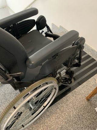 Silla de ruedas basculante