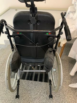 Silla de ruedas basculante