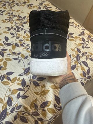 Zapatillas Adidas Negras y Blancas