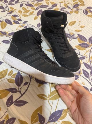 Zapatillas Adidas Negras y Blancas