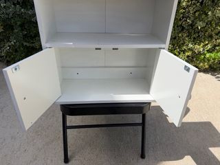 Mueble auxiliar blanco con puertas