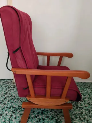 Butaca de madera y tela burdeos
