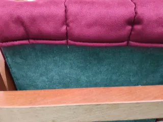 Butaca de madera y tela burdeos