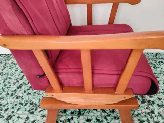 Butaca de madera y tela burdeos
