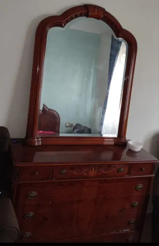 Cómoda de madera con espejo