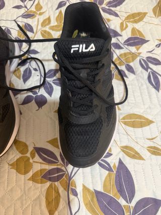 Zapatillas Fila Negras y Blancas