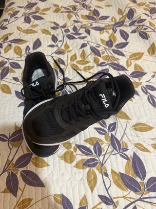 Zapatillas Fila Negras y Blancas