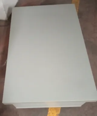 Mueble TV Ikea gris con ruedas.