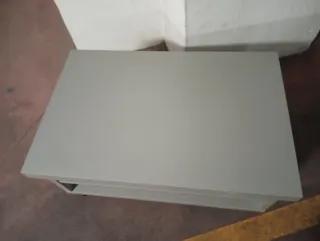 Mueble TV Ikea gris con ruedas.